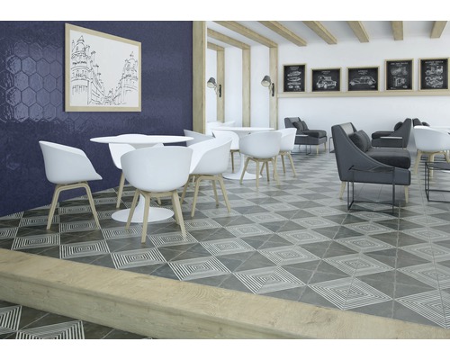 Einrichtung mit Bodenfliesen im grafischen Design, Tischen und Stühlen in einem Raum.