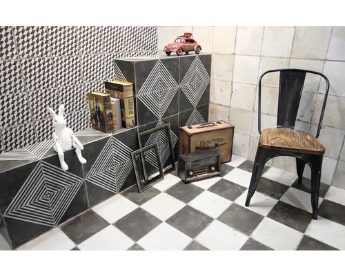 Dekoratives Interieur mit geometrischen Fliesenmustern, Stuhl und Vintage-Objekten.