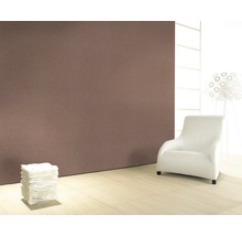 Heller Raum mit Sessel, Lampe und Wand