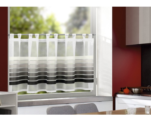 Gardine mit Schlaufenaufhängung und horizontalen Streifen vor einem Küchenfenster
