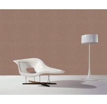 Szene mit einem Sessel mit offenem Design und einer Stehlampe