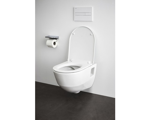 Wandhängendes Tiefspül-WC mit offenem Spülrand und Betätigungsplatte im Badezimmer