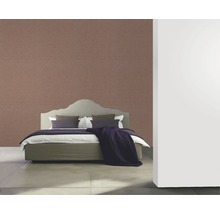 Schlafzimmer mit Doppelbett, Kissen und Überwurfdecke