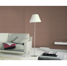 Wohnzimmer mit Sofa, Stehlampe und Dekorationsgegenständen.