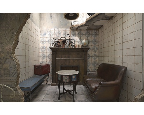 Salon avec banc, canapé, cheminée et éléments décoratifs dans une pièce aux murs endommagés