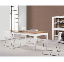 Esszimmer mit Esstisch aus Holz und Stühlen mit Metallbeinen