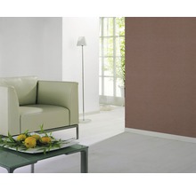 Helles Wohnzimmer mit Sessel, Stehlampe und brauner Wand