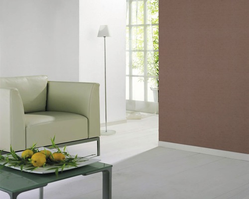 Helles Wohnzimmer mit Sessel, Stehlampe und brauner Wand