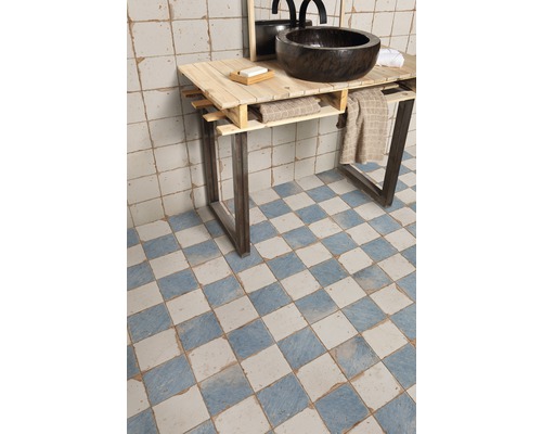 Badezimmer mit Waschtisch aus Holz, Aufsatzwaschbecken und Schachbrettfliesen