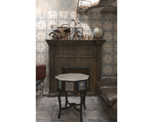 Intérieur décoratif avec poêle à bois foncé, table d''appoint avec motifs floraux et tricycle ancien.