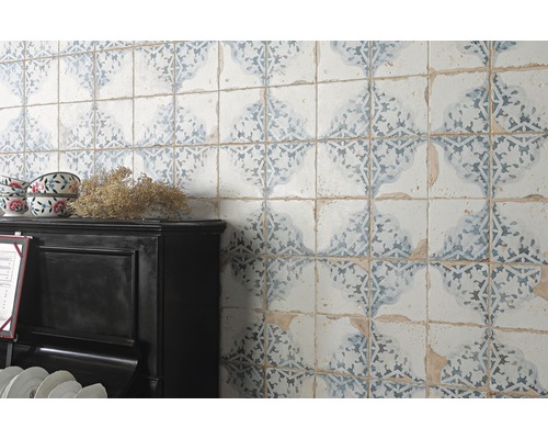 Carrelage mural à motif floral de style vintage sur un mur
