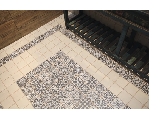 Carreaux décoratifs à motifs dans une salle de bains