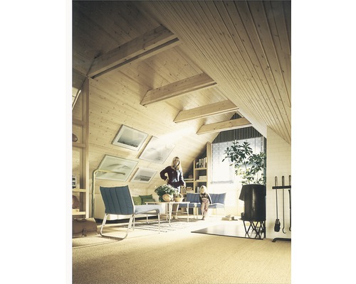 Helles Dachzimmer mit Holzvertäfelung, Dachfenstern und Wohnbereich mit Möbeln