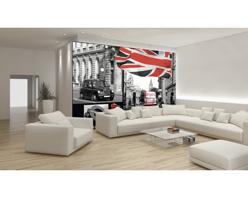 Salon moderne avec papier peint photo de Londres et meubles blancs.