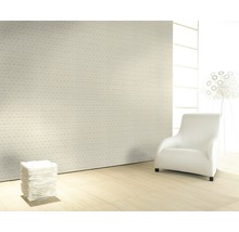 Helles Interieur mit gemusterter Tapete, Sessel und dekorativer Beleuchtung