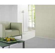 Helles Wohnzimmer mit Sessel, Stehlampe und gemusterter Tapete