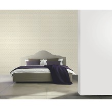 Schlafzimmer mit gemusterter Tapete, Bett und Textilien