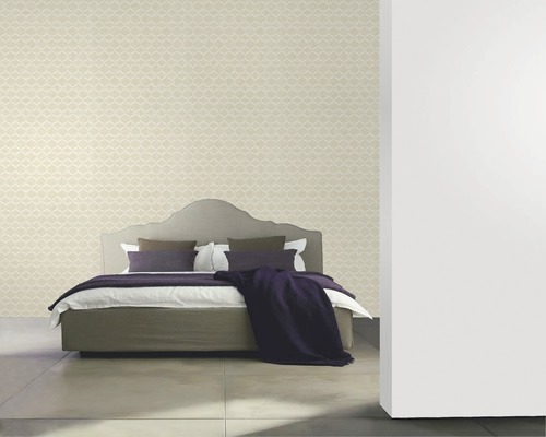 Schlafzimmer mit gemusterter Tapete, Bett und Textilien