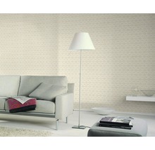 Wohnzimmer mit Couch, Stehlampe und gemusterter Tapete für eine helle und freundliche Atmosphäre.