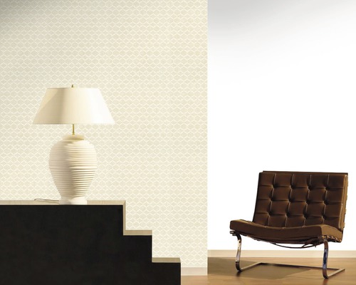 Raumansicht mit gemusterter Tapete, Lampe und Sessel