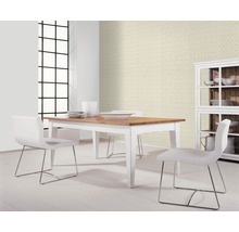 Heller Essbereich mit Esstisch, Stühlen und Geschirrschrank