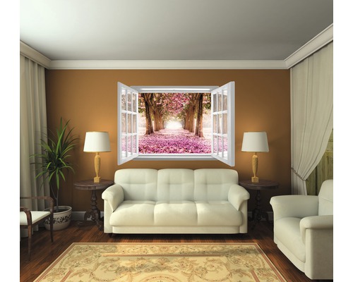 Wohnzimmer mit Fenster-Wandtattoo, das einen Baumallee-Blick zeigt.