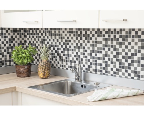 Évier de cuisine avec robinet, carrelage, plan de travail, basilic en pot et ananas