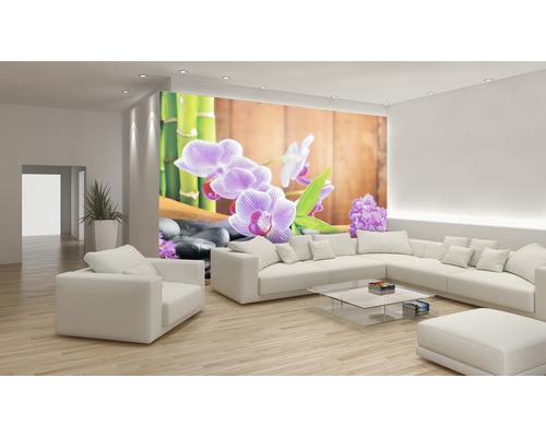 Salon avec papier peint photo avec orchidées, bambou et pierres