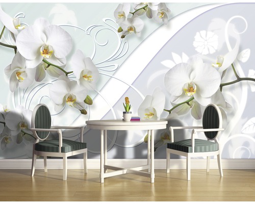 Papier peint avec motif d''orchidées, table et chaises dans une pièce lumineuse