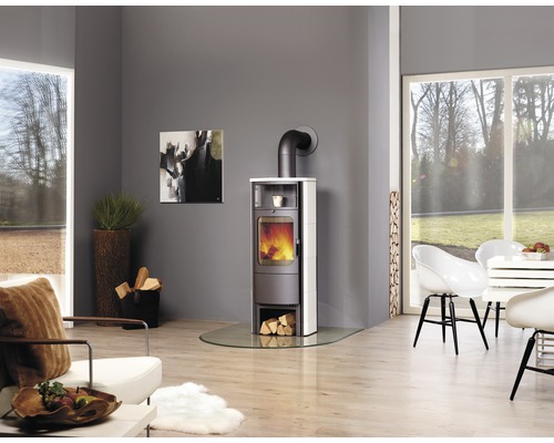 Salon avec poêle à bois, sièges et décoration dans un design clair et moderne