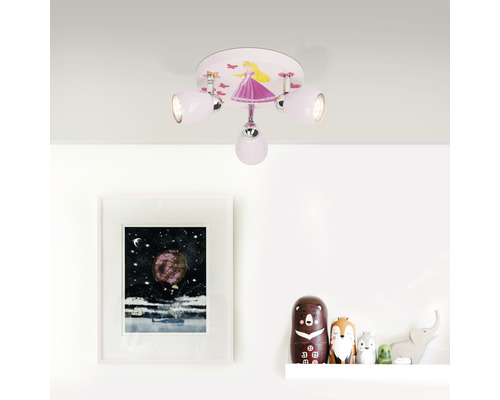 Plafonnier avec motif de princesse et trois lampes dans une chambre d''enfant.