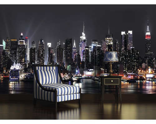 Scène décorative avec fauteuil, table de chevet et horizon en arrière-plan