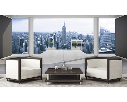 Salon avec deux fauteuils et vue sur un papier peint de New York