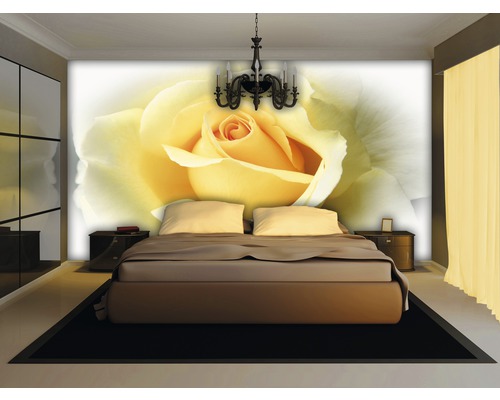 Schlafzimmer mit Fototapete einer gelben Rose, Bett und Nachttischen