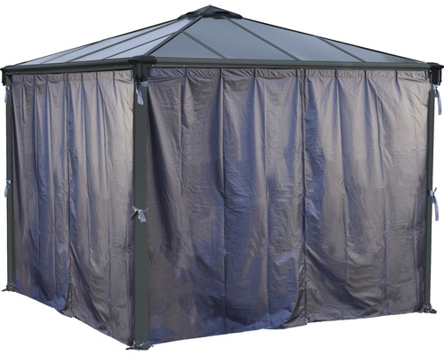 Pavillon mit geschlossenen Vorhängen für zusätzlichen Schutz und Privatsphäre.