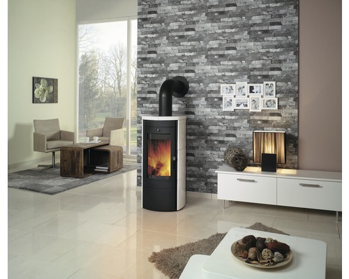 Salon avec poêle à bois, fauteuils et buffet pour une ambiance chaleureuse