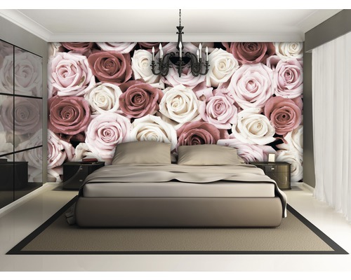 Schlafzimmer mit Rosenfototapete, Bett und Nachttischen