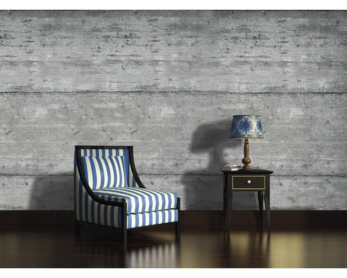 Scène avec un fauteuil rayé, une lampe de table et une table de chevet.