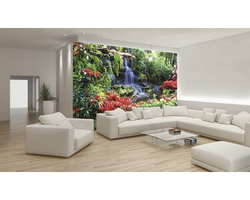 Salon lumineux avec une peinture murale d''une cascade et d''une végétation luxuriante