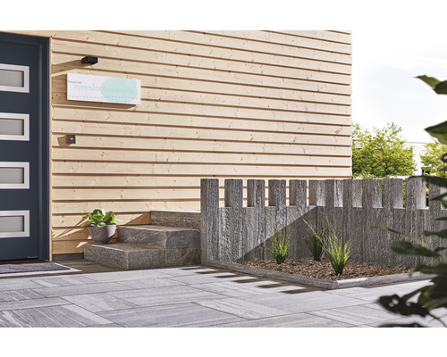 Espace d''entrée d''un bâtiment avec façade en bois, escalier en pierre et pavés