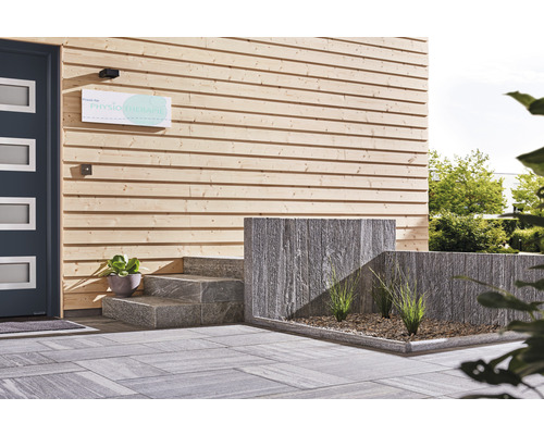 Espace d''entrée avec façade en bois, pavés et escalier