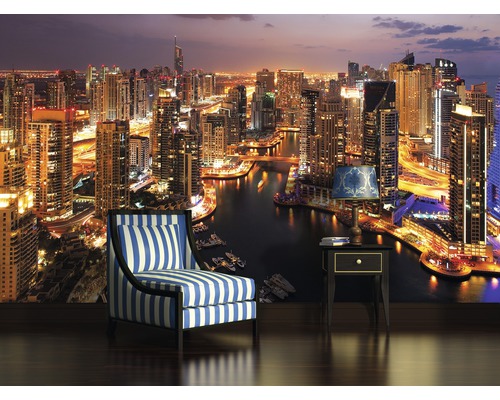Fototapete mit Stadtansicht bei Nacht, eingerichtet mit Sessel und Nachttischlampe.