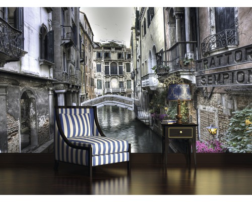 Papier peint photo avec motif de Venise, fauteuil et table avec lampe dans la pièce