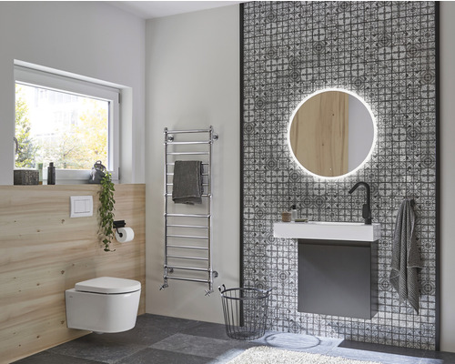 Salle de bains moderne avec WC suspendu, lavabo, miroir avec éclairage et sèche-serviettes