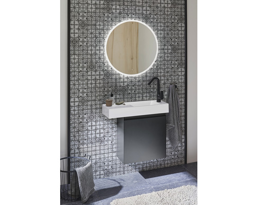 Salle de bains moderne avec meuble sous-lavabo et miroir