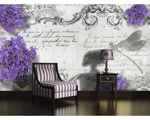 Dekoratives Interieur mit Sessel, Beistelltisch und Wandtapete mit Lavendelmotiv für eine stilvolle Raumgestaltung.