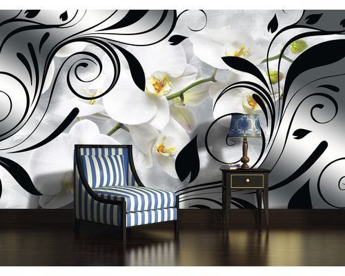 Salon avec papier peint photo, fauteuil et table de chevet.