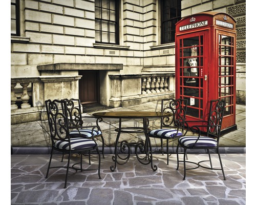 Szene mit einem Gartentisch und Stühlen vor einer Londoner Telefonzelle.