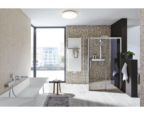 Helles Badezimmer mit Badewanne, Dusche und Heizkörper