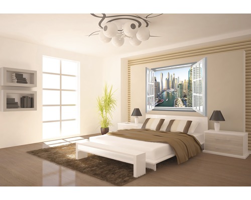 Chambre lumineuse avec lit double, tables de chevet, lampes et vue sur la ville depuis la fenêtre